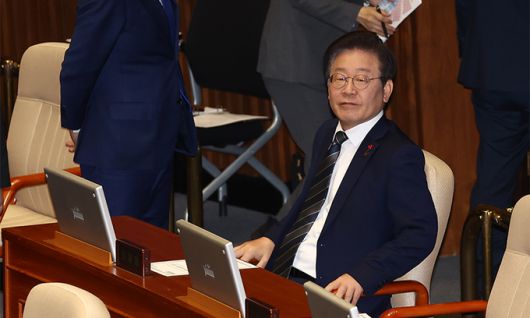 이재명 더불어민주당 대표가 7일 서울 여의도 국회에서 열린 제418회국회(정기회) 제17차 본회의에 참석해 회의 시작을 기다리고 있다. 뉴스1