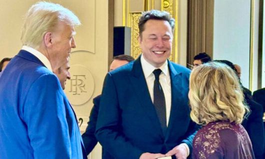 7일(현지시간) 프랑스 파리 엘리제궁에서 만난 도널드 트럼프 미국 대통령 당선인(왼쪽부터), 일론 머스크 테슬라 CEO, 조르자 멜로니 이탈리아 총리가 담소를 나누고 있다. 멜로니 총리 SNS 캡처