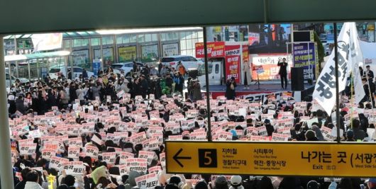8일 대전 동구 대전역 서광장에서 열린 윤석열 대통령 탄핵 촉구 집회에서 시민들이 ‘윤석열 퇴진’을 촉구하고 있다. 연합뉴스