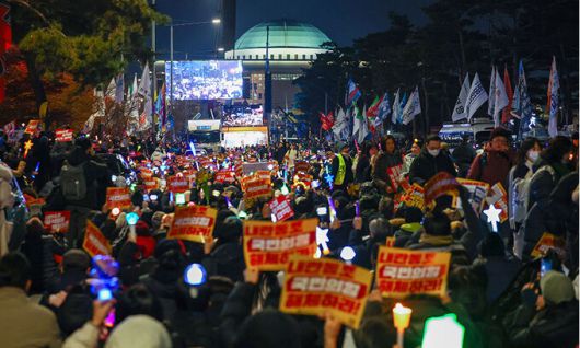“尹대통령 탄핵하라”… 국회 앞 촛불집회 10일 오후 서울 영등포구 국회 앞에서 윤석열 대통령 탄핵을 촉구하는 촛불집회가 열리고 있다. 참가자들은 집회 본행사를 마친 뒤 여의도 국민의힘 중앙당사를 향해 행진했다. 주최 측인 ‘윤석열정권퇴진운동본부’는 이번 주 내내 촛불집회를 이어갈 예정이다. 연합뉴스