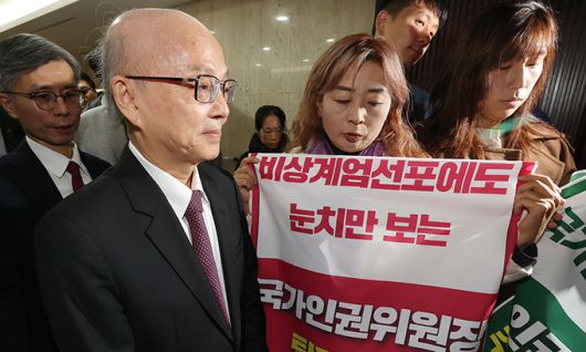 반발하는 인권단체… 지나치는 인권위원장 안창호 국가인권위원장이 10일 서울 중구 프레스센터에서 세계인권선언 76주년을 맞아 개최된 ‘2024 인권의날 기념식’에 참석하고 있다. 이날 36개 인권단체가 모인 ‘인권위 바로잡기 공동행동’은 같은 곳에서 기자회견을 열고 ‘12·3 비상계엄 사태’에 대해 인권위가 침묵하고 있다며 안 위원장을 비판했다. 연합뉴스