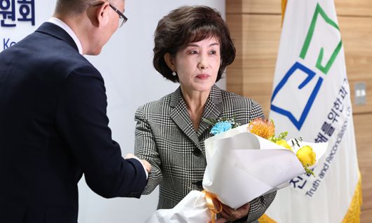 박선영 신임 진실·화해를위한과거사정리위원회 위원장이 10일 서울 중구 진실화해위에서 열린 취임식에서 직원에게 꽃다발을 받고 있다. 뉴스1