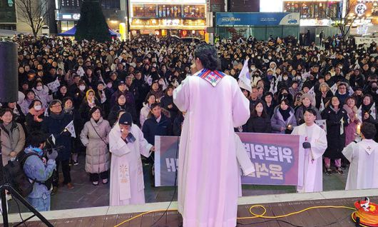 천주교 대전교구가 9일 오후 대전 중구 대흥동성당에서 '12·3 비상계엄 사태' 이후 천주교 첫 시국미사를 연 평화 대행진을 하며 거리로 나섰다. 이날 대전교구 사제 100여명과 신자 등 1천여명이 모인 가운데, 김용태 마태오 신부가 미사를 집전했다. 천주교 대전교구 제공