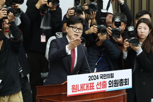 국민의힘 한동훈 대표가 12일 서울 여의도 국회에서 열린 원내대표 선출을 위한 의원총회에서 윤석열 대통령에 대한 탄핵 찬성 입장을 밝히고 있다.   연합뉴스