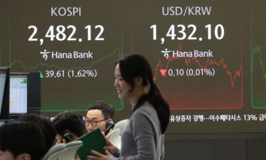 12일 오후 서울 중구 하나은행 딜링룸. 사진 연합뉴스