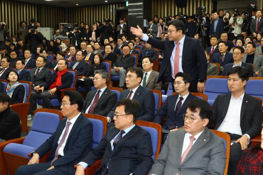 거센 항의 12일 국회에서 열린 국민의힘 의원총회에서 한동훈 대표가 윤석열 대통령의 오전 담화 내용을 비판하자 친윤(친윤석열)계 의원들이 거세게 항의했다. 한 대표가 “(윤 대통령이) 사실상 내란을 자백했다”고 말하자 대통령실 출신인 강명구 의원이 자리에서 일어나 “무엇을 자백했다는 말씀인가”라고 따지고 있다. 남제현 선임기자