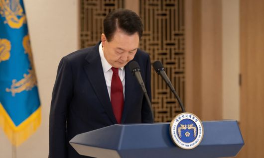 윤석열 대통령이 지난 12일 용산 대통령실에서 대국민 담화 후 인사하고 있다. 대통령실 제공