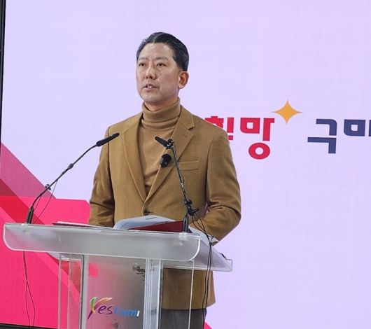 김장호 경북 구미시장이 지난 23일 오전 시청 대회의실에서 가수 이승환의 데뷔 35주년 기념 콘서트 취소 관련 발언을 하고 있다. 뉴시스