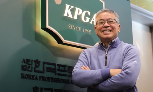 김원섭 KPGA 회장이 9일 경기 성남시 분당구 KPGA 타워에서 인터뷰를 마친 뒤 기념촬영을 하고 있다. 김 회장은 “과거 한국 선수들이 일본 무대에 도전했지만, 이제 반대로 KPGA 무대를 위해 일본 선수들이 뛰어들기 시작했다”며 “그동안 소원했던 일본과 교류를 확대해 나가겠다”고 말했다. 성남=이재문 기자