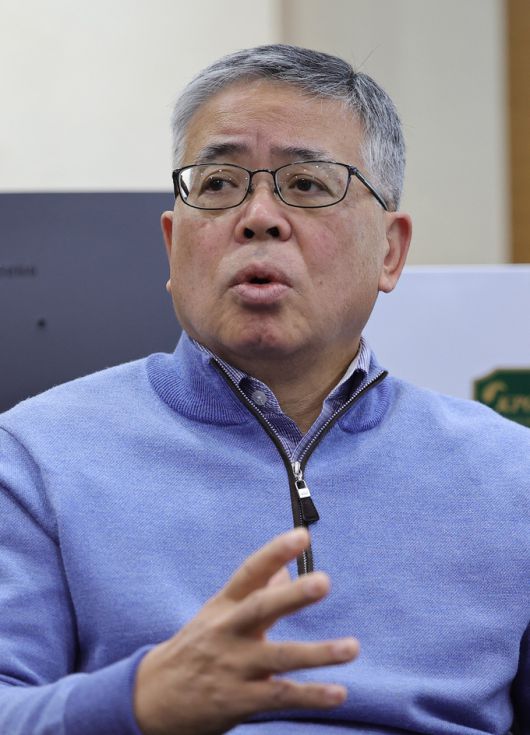 김원섭 KPGA 회장이 9일 경기 성남시 분당구 KPGA 타워에서 인터뷰를 마친 뒤 기념촬영을 하고 있다. 김 회장은 “과거 한국 선수들이 일본 무대에 도전했지만, 이제 반대로 KPGA 무대를 위해 일본 선수들이 뛰어들기 시작했다”며 “그동안 소원했던 일본과 교류를 확대해 나가겠다”고 말했다. 성남=이재문 기자