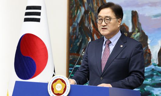 우원식 국회의장이 24일 오후 서울 여의도 국회에서 기자회견을 하고 있다. 뉴스1