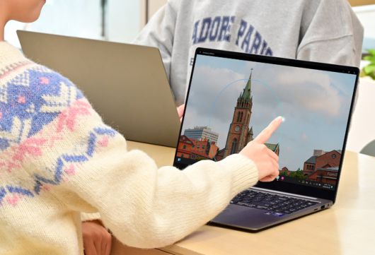 삼성전자 모델이 인공지능(AI) PC ‘갤럭시 북5 시리즈’의 ‘AI 셀렉트’ 기능을 체험하는 모습. 삼성전자 제공