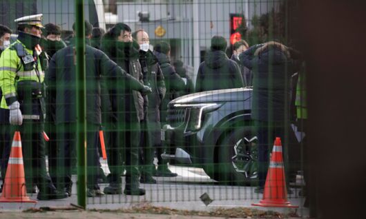 고위공직자범죄수사처(공수처)가 3일 윤석열 대통령 체포영장 집행을 시도한 가운데 서울 용산구 관저 앞에 경호처 직원들이 경계 근무를 서고 있다. 뉴시스