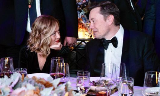 조르자 멜로니 이탈리아 총리(왼쪽)와 일론 머스크 테슬라 CEO. 사진은 지난 9월23일 미국 뉴욕에서 열린 ‘2024 세계 시민 상’ 시상식 기념 만찬 행사 당시 나란히 앉아 다정하게 대화를 나누는 모습. EPA연합뉴스