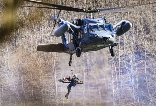 공군 HH-60  탐색구조헬기가 조종사 구조훈련을 하고 있다. 세계일보 자료사진