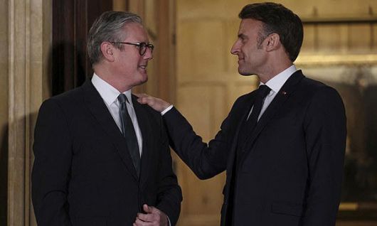 9일(현지시간) 영국 런던 인근의 총리 별장 체커스에서 만나 정상회담을 한 키어 스타머 영국 총리(왼쪽)와 에마뉘엘 마크롱 프랑스 대통령이 헤어지기 앞서 작별 인사를 하고 있다. AP연합뉴스