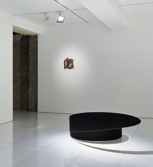 벽면에 걸린 청동거울 ‘보는 것이 믿는 것이다’(2024)와 바닥면에 놓인 ‘정원의 단면 ― 2S.MB1’(2024). 김병호 개인전 ‘탐닉의 정원’ 전시 전경.