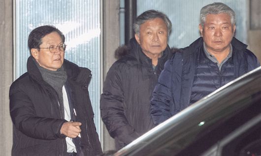 내란 우두머리 혐의로 고위공직자범죄수사처에 체포된 윤석열 대통령이 15일 경기 과천시 공수처에서 조사를 마치고 서울구치소로 떠난 뒤 윤 대통령 변호인단 김홍일 전 방송통신위원장(오른쪽)과 윤갑근 변호사(왼쪽)가 차량으로 향하고 있다. 공동취재사진