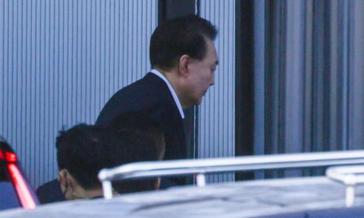 내란 우두머리와 직권남용 권리행사 방해 혐의를 받는 윤석열 대통령이 15일 경기 과천시 정부과천청사 내 고위공직자범죄수사처에 출석하고 있다. 연합뉴스