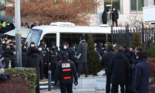 고위공직자범죄수사처(공수처)와 경찰이 윤석열 대통령에 대한 2차 체포영장 집행에 나선 15일 용산구 한남동 대통령 관저에서 미니버스 한 대가 나오고 있다. 연합뉴스