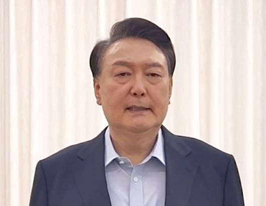 윤석열 대통령이 고위공직자범죄수사처와 경찰이 체포영장 재집행에 나선 15일 관저에서 촬영된 것으로 보이는 영상을 통해 '국민께 드리는 말씀' 제하의 대국민 담화를 발표하고 있다.   대통령실 제공 영상 캡처