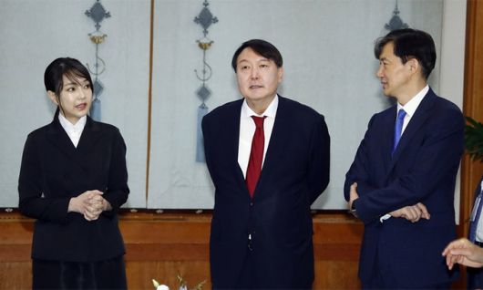 지난 2019년 7월 25일 윤석열 당시 신임 검찰총장(가운데)과 부인 김건희 여사가 청와대에서 열린 윤 총장의 임명장 수여식에서 조국 당시 민정수석과 얘기를 나누고 있다. 연합뉴스