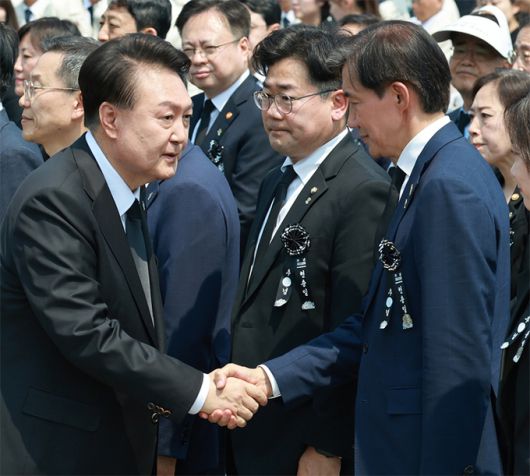 윤석열 대통령이 지난 2024년 6월 6일 서울 동작구 국립서울현충원에서 열린 제69회 현충일 추념식이 끝난 뒤 조국 조국혁신당 대표와 악수하고 있다. 연합뉴스