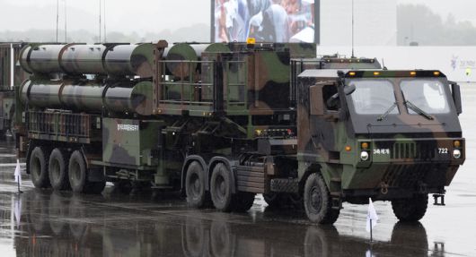 L-SAM 발사대 차량이 도로에서 천천히 이동을 하고 있다. 세계일보 자료사진