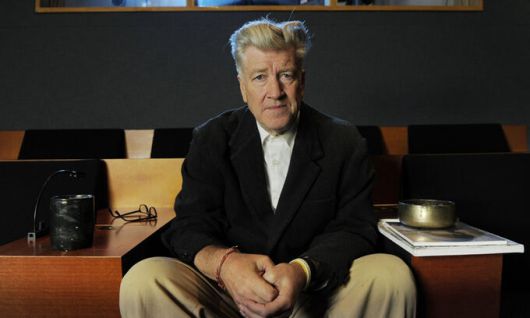 2010년 린치가 미국 LA에 위치한 자신의 스크리닝 룸에서 인터뷰 중 포즈를 취했다. AP연합뉴스.