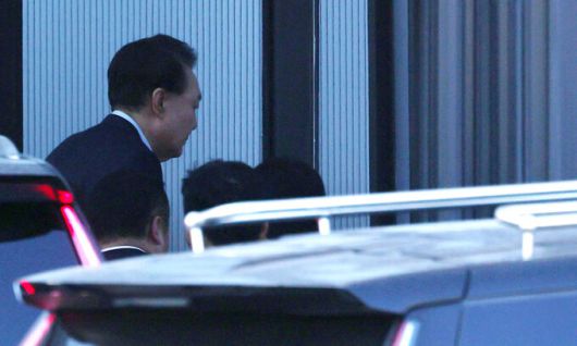 내란 우두머리 혐의로 체포된 윤석열 대통령이 지난 15일 경기 과천 고위공직자범죄수사처에 도착해 조사실로 향하고 있다. 과천=공동취재사진