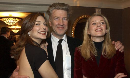 2002년 ‘멀홀랜드 드라이브’로 제27회 LA비평가협회상 감독상을 수상한 후 린치가 두 주연배우 나오미 와츠(왼쪽 세번째), 로라 해링(〃 첫번째)와 기념촬영을 하고 있다. AP연합뉴스.