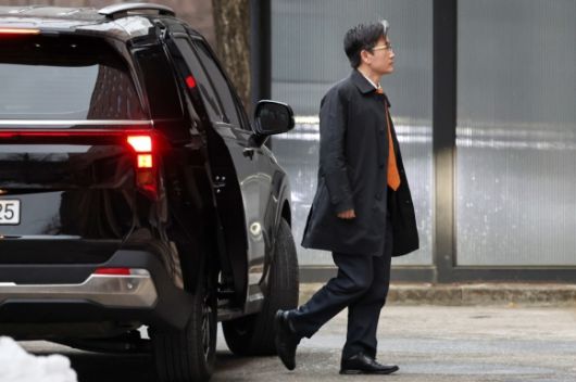 오동운 고위공직자범죄수사처(공수처) 처장이 16일 오전 차에서 내려 경기 과천 공수처로 출근하고 있다. 뉴스1