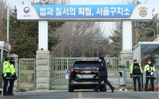 내란 우두머리 혐의를 받는 윤석열 대통령이 구속된 19일 오후 경기 의왕시 서울구치소로 차량이 들어가고 있다. 뉴스1