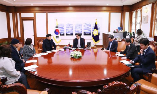 우원식 국회의장(가운데)이 20일 서울 여의도 국회 집무실에서 광주·전남지역 여행업계 대표들을 만나 지역 관광산업 활성화 방안을 논의하고 있다. 의장 공보수석실 제공