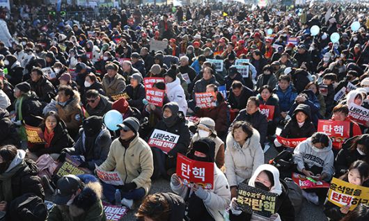 지난 2024년 12월 14일 서울 영등포구 여의도 국회 앞에서 열린 윤석열 대통령 탄핵 촉구 집회에서 참석자들이 손팻말을 들고 모여 있다. 연합뉴스
