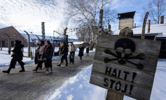 제2차 세계대전 당시 홀로코스트(유대인 대학살)의 현장이었던 아우슈비츠 강제수용소 해방 80주년을 맞아 지난 14일(현지시간) 시민들이 폴란드 오시비엥침에 있는 옛 아우슈비츠 수용소를 둘러보고 있다. AFP연합뉴스