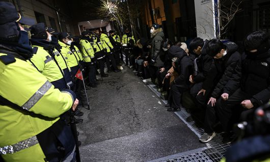 연행된 尹 지지자들 윤석열 대통령의 구속 전 피의자 심문(영장실질심사)이 열린 18일 서울 마포구 서울서부지법 담을 넘어 경내로 들어온 윤 대통령 지지자들이 경찰에 붙잡혀 있다. 뉴시스