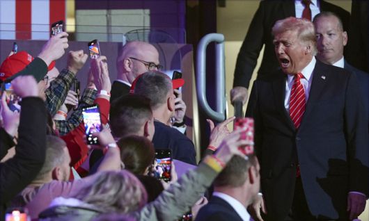 도널드 트럼프 미국 대통령이 지난 19일(현지시간) 워싱턴에서 열린 대통령 취임식 전야 집회에 참석해 지지자들과 인사하고 있다. AP뉴시스