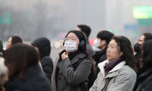 수도권 지역에 미세먼지 비상저감조치가 시행된 22일 서울 종로구 광화문네거리에서 시민들이 마스크를 쓰고 발걸음을 옮기고 있다. 뉴스1