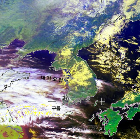 고려대기환경연구소가 22일 공개한 한반도 주변 위성 영상. 고온건조한 대기에 올라탄 중국발 대기오염 물질이 서해를 넘어 한반도로 유입되는 모습이 담겼다. 고려대기환경연구소 제공