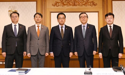 최상목 대통령 권한대행 부총리 겸 기획재정부 장관이 21일 서울 종로구 정부서울청사에서 열린 대외 경제 현안 간담회에 앞서 기념사진을 찍고 있다. 왼쪽부터 방기선 국무조정실장, 안덕근 산업통상자원부 장관, 최상목 권한대행, 조태열 외교부 장관, 성태윤 대통령실 정책실장. 기획재정부 제공