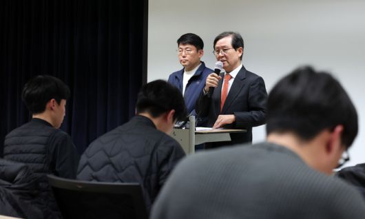 윤석열 대통령 측 윤갑근 변호사가 25일 서울 서초구 스페이스쉐어 강남역센터에서 검찰의 구속영장 연장 재신청 관련 입장 발표 기자회견을 하고 있다. 뉴스1