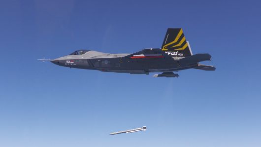 KF-21 시제기가 미티어 중거리 공대공미사일을 발사하고 있다. 세계일보 자료사진