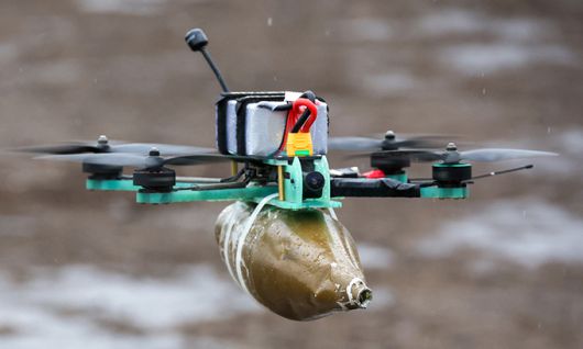러시아의 1인칭 시점(FPV) 드론이 우크라이나전 전장에서 폭탄 탄두를 운반하고 있다. 자포리자=타스연합뉴스