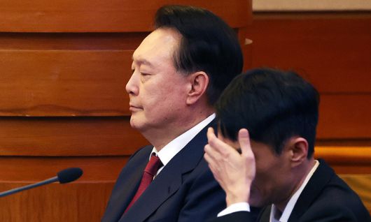 윤석열 대통령이 지난 23일 서울 종로구 헌법재판소에서 열린 탄핵심판 4차 변론에 출석해 있다. 사진공동취재단