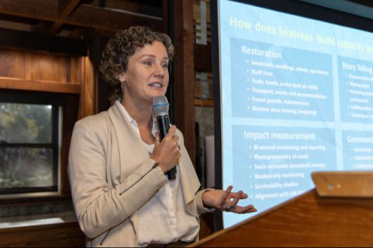 시트리(Seatrees)의 레아 헤이즈가 미국 캘리포니아주 샌디에이고에서 열린 기자간담회에서 산호초 복원 활동에 사용된 삼성전자의 기술을 설명하고 있다. 삼성전자 제공