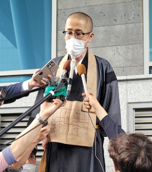 일본 대마도 간논지 다나카 세쓰료(田中節竜) 주지가 2022년 6월 대전고법서 열린 항소심 재판이 끝난 뒤 법원 건물 앞에서 기자회견을 하고 있다. 강은선 기자