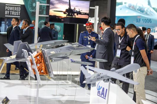 지난해 9월 이집트에서 열린 이집트 국제 에어쇼에서 한국항공우주산업(KAI) 관계자가 방문객들에게 KF-21 등에 대한 설명을 하고 있다. 세계일보 자료사진