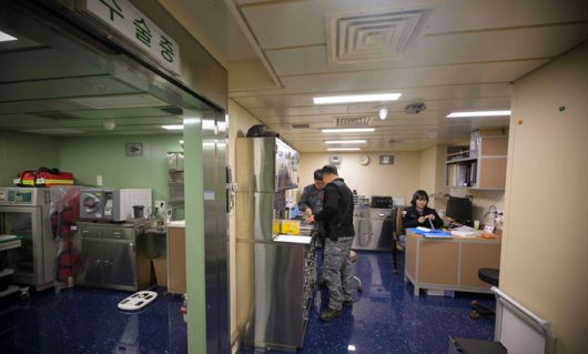 정조대왕함 의무실. 해군 제공