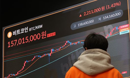 지난 1월 22일 서울 서초구 빗썸라운지 강남점에 가상화폐 실시간 거래 가격이 표시되고 있다. 연합뉴스